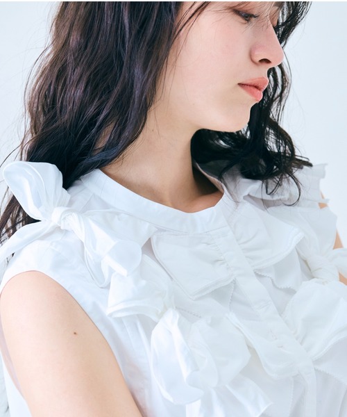 Audie a Muses（オーディアミューズ）の「共生地リボンモチーフノースリーブブラウス（シャツ/ブラウス・レディース・レッド/ブラック/オフホワイト・42/38）」の2枚目の写真