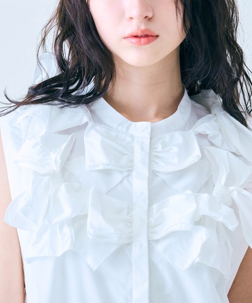 Audie a Muses（オーディアミューズ）の「共生地リボンモチーフノースリーブブラウス（シャツ/ブラウス・レディース・レッド/ブラック/オフホワイト・42/38）」の4枚目の写真