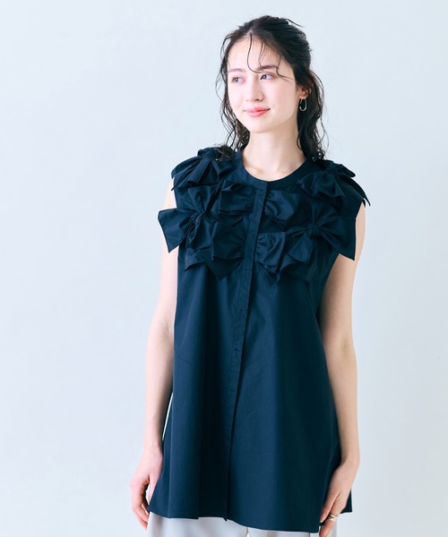 Audie a Muses（オーディアミューズ）の「共生地リボンモチーフノースリーブブラウス（シャツ/ブラウス・レディース・レッド/ブラック/オフホワイト・42/38）」の11枚目の写真