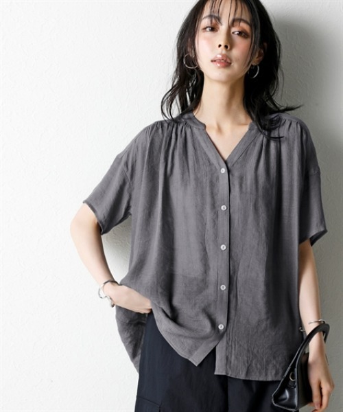 nissen（ニッセン）の「ふわり軽いエアリースラブスキッパーギャザーブラウス＜大きいサイズ有＞（シャツ/ブラウス・レディース・グレー/ピンク/レッド/ブラック・S～Ｍ/L～LL/3L～4L）」の2枚目の写真