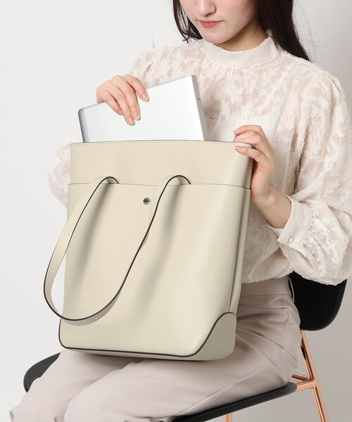 Ober Tashe(オーバータッシェ)の「かるいかばん PC収納付き縦型トート(トートバッグ・レディース・ブラック/アイボリー/グレー系/パープル系/グレー・FREE)」の2枚目の写真