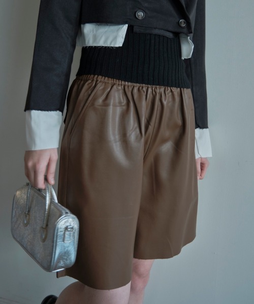 ALORA THE WAY(アロラザウェイ)の「eco leather half pants(その他パンツ・レディース・クリーム/キャメル・MEDIUM/LARGE)」の2枚目の写真