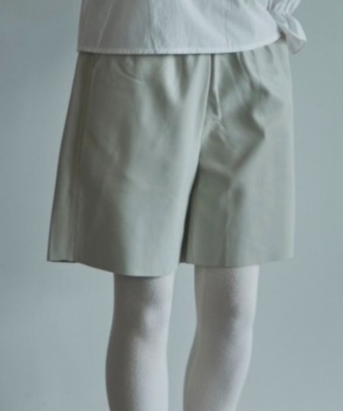 ALORA THE WAY(アロラザウェイ)の「eco leather half pants(その他パンツ・レディース・クリーム/キャメル・MEDIUM/LARGE)」の1枚目の写真