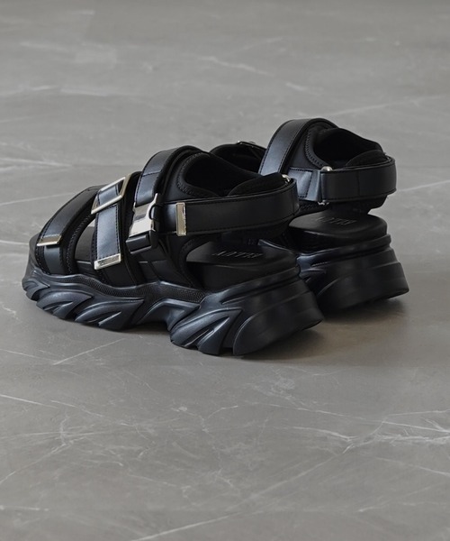 ELLUV（エルブ）の「【ELLUV/エルヴ】+7cmハイソール PUレザーバックルベルテッドサンダル（サンダル・メンズ・ブラック・23.5/27.5/26.5/25.5/24.5）」の7枚目の写真