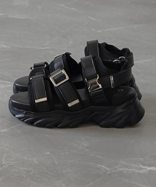 ELLUV（エルブ）の「【ELLUV/エルヴ】+7cmハイソール PUレザーバックルベルテッドサンダル（サンダル・メンズ・ブラック・23.5/27.5/26.5/25.5/24.5）」の4枚目の写真