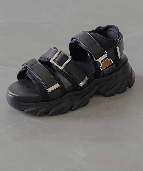 ELLUV（エルブ）の「【ELLUV/エルヴ】+7cmハイソール PUレザーバックルベルテッドサンダル（サンダル・メンズ・ブラック・23.5/27.5/26.5/25.5/24.5）」の8枚目の写真