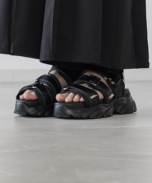 ELLUV（エルブ）の「【ELLUV/エルヴ】+7cmハイソール PUレザーバックルベルテッドサンダル（サンダル・メンズ・ブラック・23.5/27.5/26.5/25.5/24.5）」の20枚目の写真