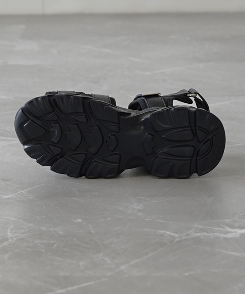 ELLUV（エルブ）の「【ELLUV/エルヴ】+7cmハイソール PUレザーバックルベルテッドサンダル（サンダル・メンズ・ブラック・23.5/27.5/26.5/25.5/24.5）」の16枚目の写真