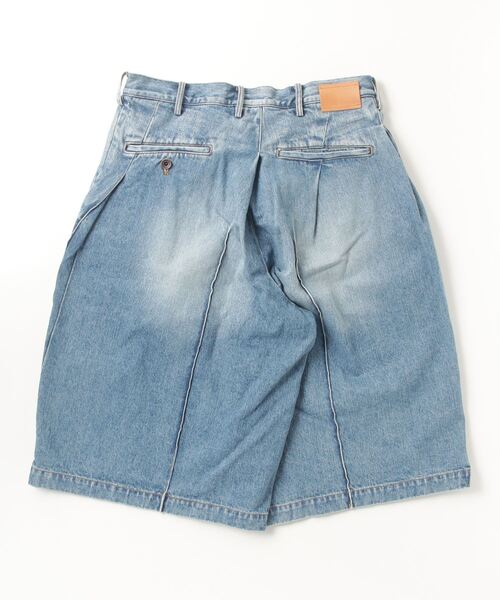KHOKI（コッキ）の「【KHOKI】別注 Pleat-design denim shorts（デニムパンツ・メンズ・インディゴブルー・2/3）」の2枚目の写真