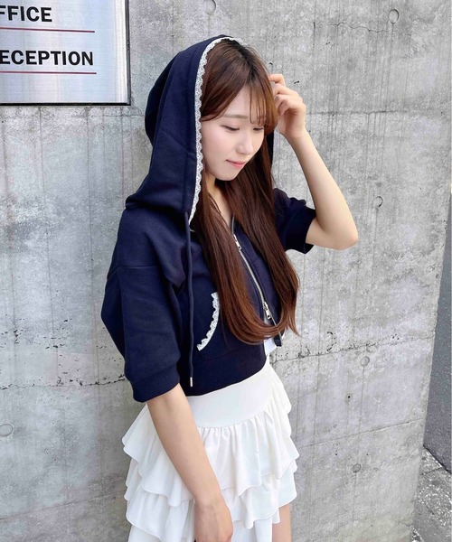 INGNI(イング)の「レース付ミニスウェットジップパーカー(パーカー・レディース・グレー/オートミール/ネイビー・M)」の22枚目の写真