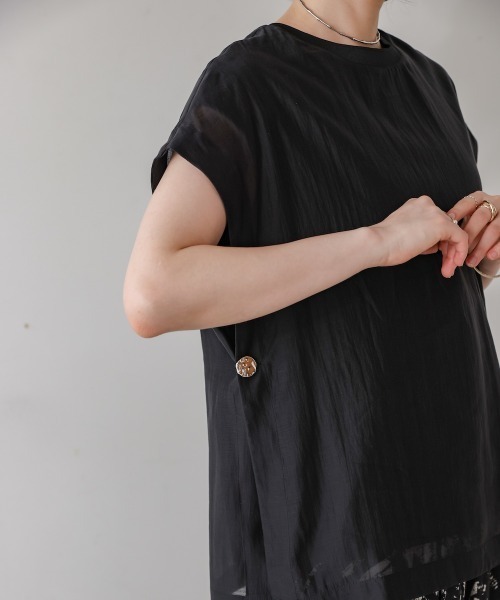 Bou Jeloud(ブージュルード)の「シアーカットドッキングサイドボタンプルオーバー(Tシャツ/カットソー・レディース・グレイッシュベージュ/ブラック/ブルー・FREE)」の13枚目の写真