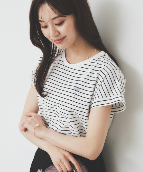 index(インデックス)の「◆《6色展開/S-3Lサイズ》フラワー刺繍Tシャツ【汗ジミ防止/吸水速乾/接触冷感/UVケア/洗濯機洗い可】(Tシャツ/カットソー・レディース・ブラック/オフホワイト/ピンク/ナチュラル/ダークグレー/ホワイト系9・44/40/38/42/36)」の3枚目の写真