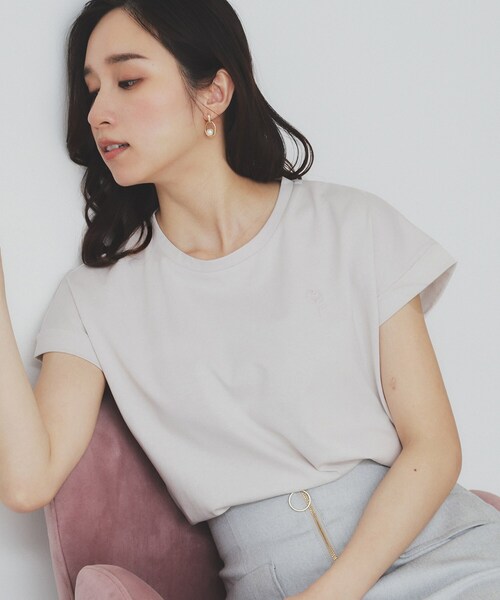 index(インデックス)の「◆《6色展開/S-3Lサイズ》フラワー刺繍Tシャツ【汗ジミ防止/吸水速乾/接触冷感/UVケア/洗濯機洗い可】(Tシャツ/カットソー・レディース・ブラック/オフホワイト/ピンク/ナチュラル/ダークグレー/ホワイト系9・44/40/38/42/36)」の5枚目の写真