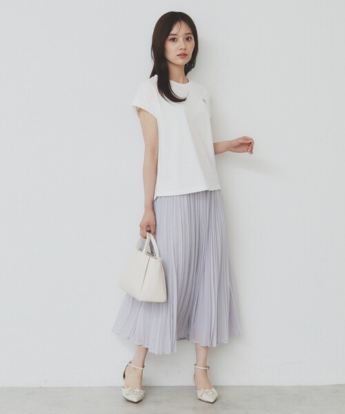index(インデックス)の「◆《6色展開/S-3Lサイズ》フラワー刺繍Tシャツ【汗ジミ防止/吸水速乾/接触冷感/UVケア/洗濯機洗い可】(Tシャツ/カットソー・レディース・ブラック/オフホワイト/ピンク/ナチュラル/ダークグレー/ホワイト系9・44/40/38/42/36)」の11枚目の写真