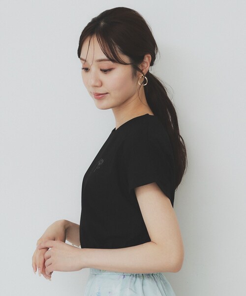 index(インデックス)の「◆《6色展開/S-3Lサイズ》フラワー刺繍Tシャツ【汗ジミ防止/吸水速乾/接触冷感/UVケア/洗濯機洗い可】(Tシャツ/カットソー・レディース・ブラック/オフホワイト/ピンク/ナチュラル/ダークグレー/ホワイト系9・44/40/38/42/36)」の17枚目の写真