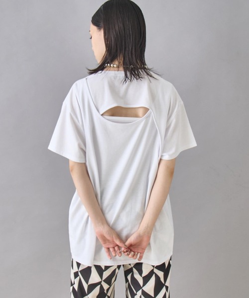 ANAP(アナップ)の「バック オープン デザイン Tシャツ(Tシャツ/カットソー・レディース・ホワイト/スミクロ/マスタード・FREE)」の2枚目の写真