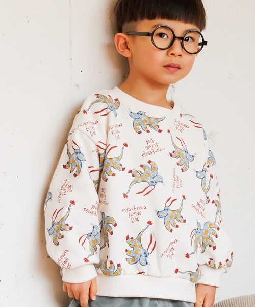 MAKE YOUR DAY（メイクユアデイ）の「空飛ぶ犬総柄裏毛トレーナー■80～140cm（スウェット・キッズ・アイボリー/モカ・140/90/130/120/110/100/80）」の2枚目の写真