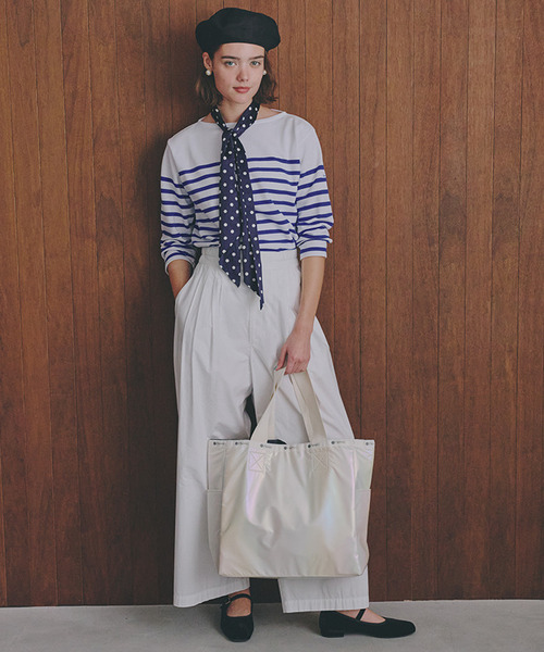 LeSportsac(レスポートサック)の「GRADIENT LG REVERSE TOTE パーライズドグラディエント/サンダー(トートバッグ・レディース・ホワイト・FREE)」の5枚目の写真