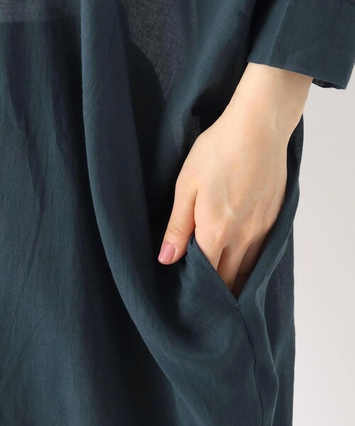 one'sterrace(ワンズテラス)の「リゾート ボイル前開きロングシャツ(シャツ/ブラウス・レディース・ブラック系8/ネイビー系5/アイボリー系8/カーキ系5・02)」の15枚目の写真