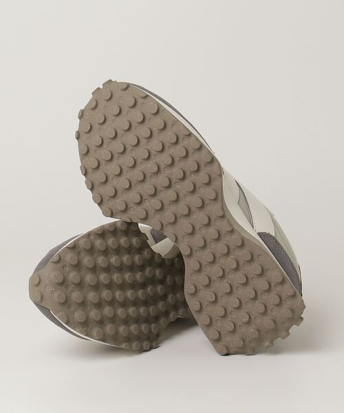 NEW BALANCE(ニューバランス)の「ニューバランス New Balance 327_(スニーカー・メンズ・グレー・23.5cm/24.0cm/25.5cm/26.0cm/26.5cm/27.0cm/27.5cm/28.0cm/23.0cm/24.5cm/25.0cm)」の2枚目の写真