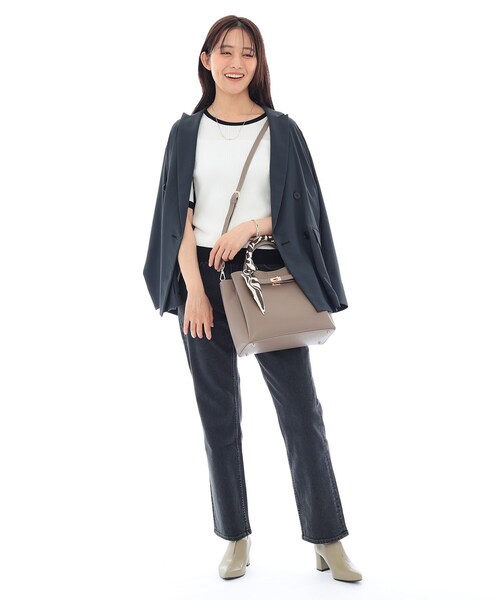 INDIVI（インディヴィ）の「ソフトタックミドルバッグ（ハンドバッグ・レディース・サンドベージュ/ブラック・00）」の4枚目の写真