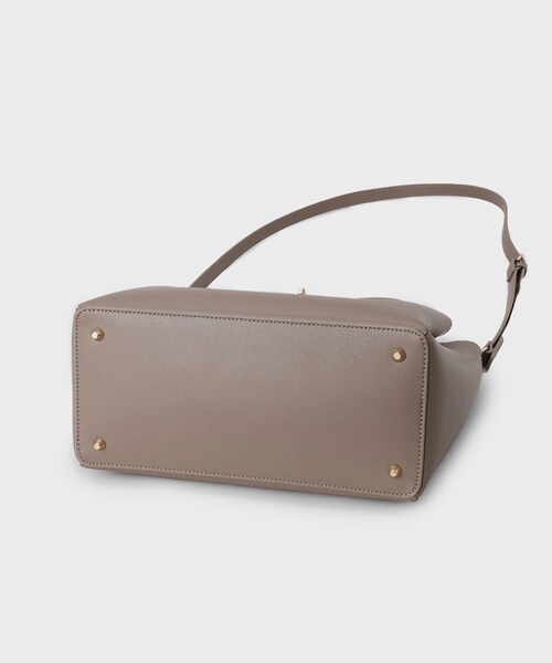 INDIVI（インディヴィ）の「ソフトタックミドルバッグ（ハンドバッグ・レディース・サンドベージュ/ブラック・00）」の9枚目の写真