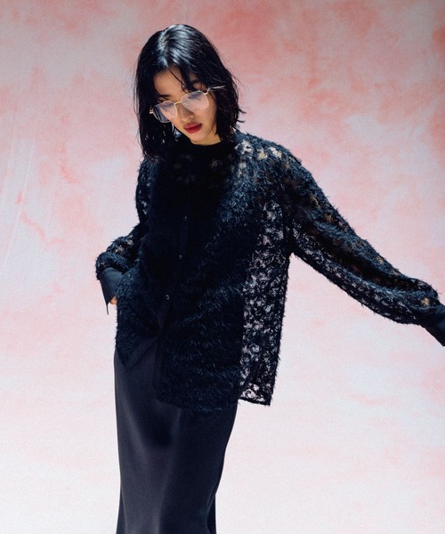 LEPSIM(レプシィム)の「ノーカラー刺繍レースシャツ 577238(シャツ/ブラウス・レディース・ブラック/オフホワイト・FREE)」の2枚目の写真