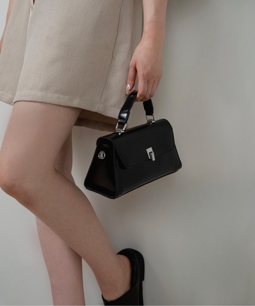 lawgy(ラウジー)の「2way square buckle point bag / 2wayスクエアバックルポイントバッグ(ショルダーバッグ・レディース・ブラック/キャメル/ブラウン・FREE)」の2枚目の写真