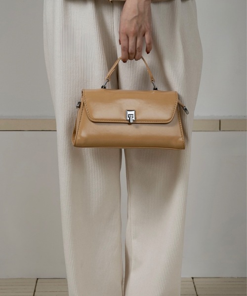 lawgy(ラウジー)の「2way square buckle point bag / 2wayスクエアバックルポイントバッグ(ショルダーバッグ・レディース・ブラック/キャメル/ブラウン・FREE)」の5枚目の写真