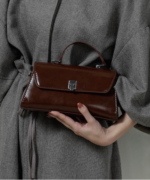 lawgy(ラウジー)の「2way square buckle point bag / 2wayスクエアバックルポイントバッグ(ショルダーバッグ・レディース・ブラック/キャメル/ブラウン・FREE)」の7枚目の写真