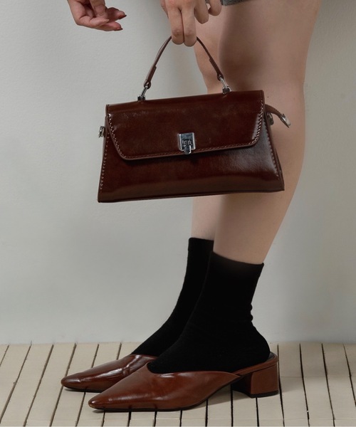 lawgy(ラウジー)の「2way square buckle point bag / 2wayスクエアバックルポイントバッグ(ショルダーバッグ・レディース・ブラック/キャメル/ブラウン・FREE)」の8枚目の写真