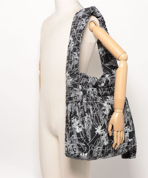 UN3D.（アンスリード）の「LINE FLOWER QUILTING HUGE BAG / ラインフラワーキルティングヒュージバッグ（ハンドバッグ・レディース・ブラック/ホワイト・FREE）」の5枚目の写真