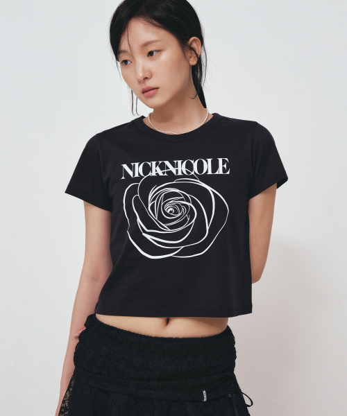 NICK&NICOLE(ニックアンドニコール)の「ROSE SIGNATURE CROP TOP_BLACK WHITE(Tシャツ/カットソー・レディース・その他・FREE)」の1枚目の写真
