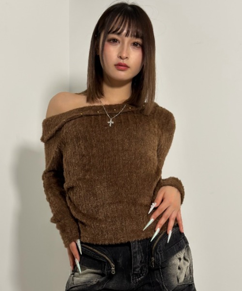 .KOM(ドットコム)の「A'GEM/9 × .kom 『.kom/ドットケーオーエム』 ワンショルダーボタンデザインニットトップス(ニット/セーター・レディース・ブラウン/グレー/ベージュ・FREE)」の2枚目の写真