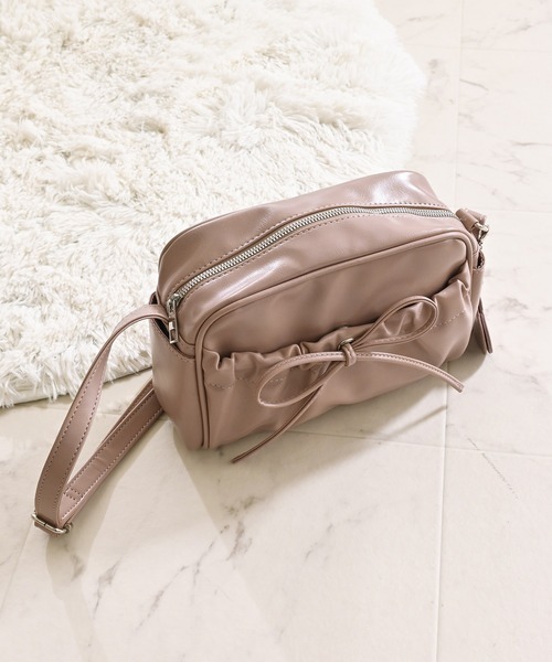 Honeys(ハニーズ)の「ハートミラーリボンバッグ(ショルダーバッグ・レディース・アイボリー/ピンクベージュ/ブラック/ブラウン・FREE)」の4枚目の写真