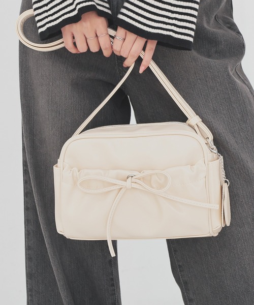 Honeys(ハニーズ)の「ハートミラーリボンバッグ(ショルダーバッグ・レディース・アイボリー/ピンクベージュ/ブラック/ブラウン・FREE)」の1枚目の写真