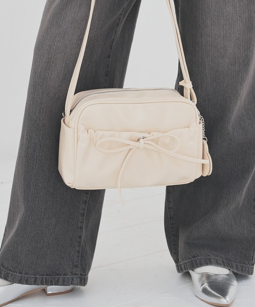 Honeys(ハニーズ)の「ハートミラーリボンバッグ(ショルダーバッグ・レディース・アイボリー/ピンクベージュ/ブラック/ブラウン・FREE)」の8枚目の写真