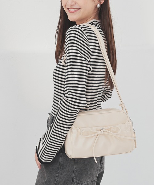 Honeys(ハニーズ)の「ハートミラーリボンバッグ(ショルダーバッグ・レディース・アイボリー/ピンクベージュ/ブラック/ブラウン・FREE)」の10枚目の写真