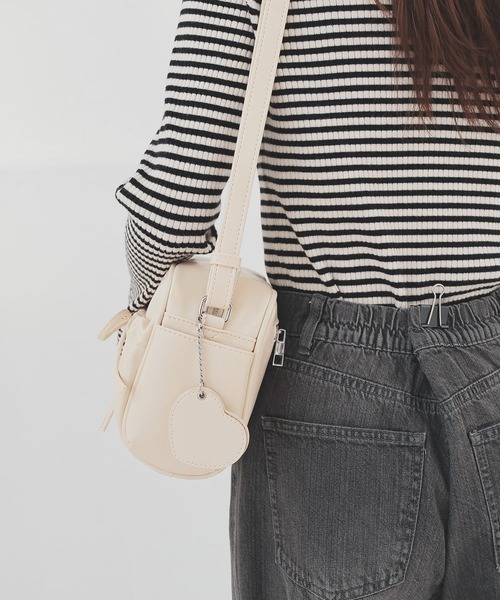 Honeys(ハニーズ)の「ハートミラーリボンバッグ(ショルダーバッグ・レディース・アイボリー/ピンクベージュ/ブラック/ブラウン・FREE)」の11枚目の写真