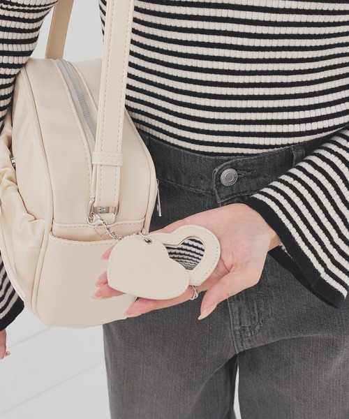 Honeys(ハニーズ)の「ハートミラーリボンバッグ(ショルダーバッグ・レディース・アイボリー/ピンクベージュ/ブラック/ブラウン・FREE)」の12枚目の写真