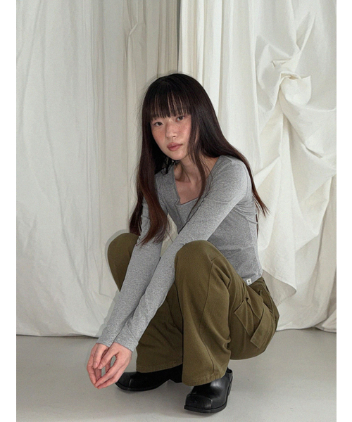 TWEE(トゥウィー)の「スティールベーシック長袖Tシャツ(スクエアネックver.)(Tシャツ/カットソー・レディース・ブラック/グレー/アイボリー・FREE)」の6枚目の写真