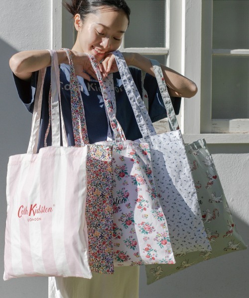 Cath Kidston(キャスキッドソン)の「トートバッグ Icon Floral(トートバッグ・レディース・ホワイト/ブラック・FREE)」の4枚目の写真