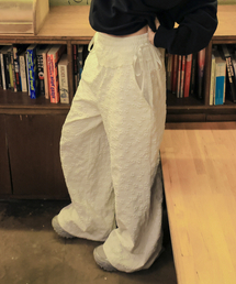 HIGH SCHOOL DISCO（ハイスクールディスコ）の「フラワーエンボレースパンツ_アイボリー（スウェットパンツ）」