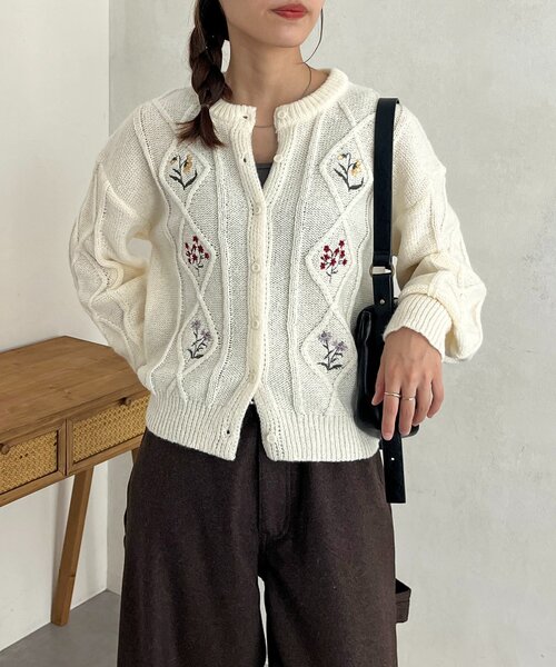 CPCM(シーピーシーエム)の「花刺繍ケーブルカーディガン(カーディガン/ボレロ・レディース・グレー/アイボリー/ブラック・FREE)」の6枚目の写真