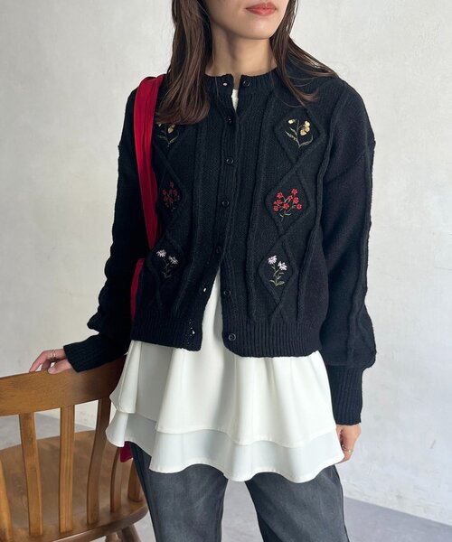 CPCM(シーピーシーエム)の「花刺繍ケーブルカーディガン(カーディガン/ボレロ・レディース・グレー/アイボリー/ブラック・FREE)」の18枚目の写真