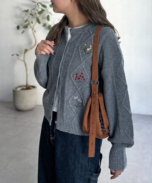 CPCM(シーピーシーエム)の「花刺繍ケーブルカーディガン(カーディガン/ボレロ・レディース・グレー/アイボリー/ブラック・FREE)」の21枚目の写真