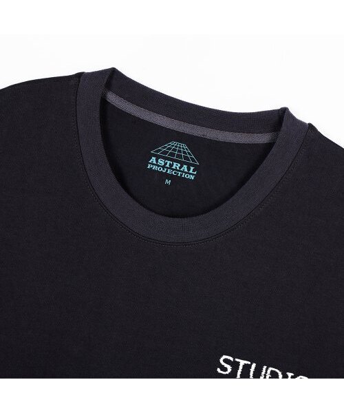 ASTRAL PROJECTION(アストラルプロジェクション)の「エイピースタジオ ビギン オーバーサイズ ロングスリーブTシャツ_チャコール(Tシャツ/カットソー・メンズ・その他・LARGE/MEDIUM/X-LARGE)」の3枚目の写真