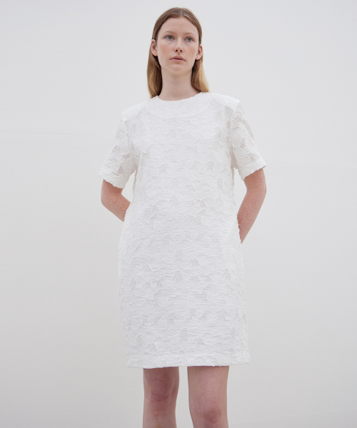 LEVAR（レバー）の「Flower-jacqaurd Mini Dress - Off White（ワンピース・レディース・その他・SHORT/LONG）」の2枚目の写真