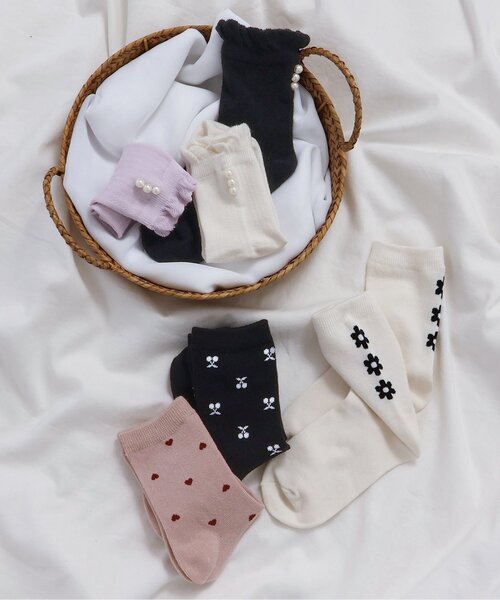 apres les cours(アプレレクール)の「パール付きクルーソックス(ソックス/靴下・キッズ・ブラック/ラベンダー/オフホワイト・12/15 /18/21)」の8枚目の写真