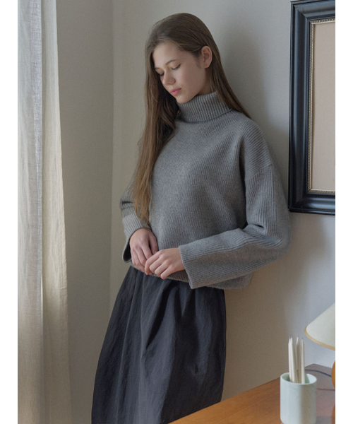 AVANT-G(アバン)の「Turtleneck Crop Knit Pullover - GREY(ニット/セーター・レディース・ベージュ/グレー・FREE)」の3枚目の写真